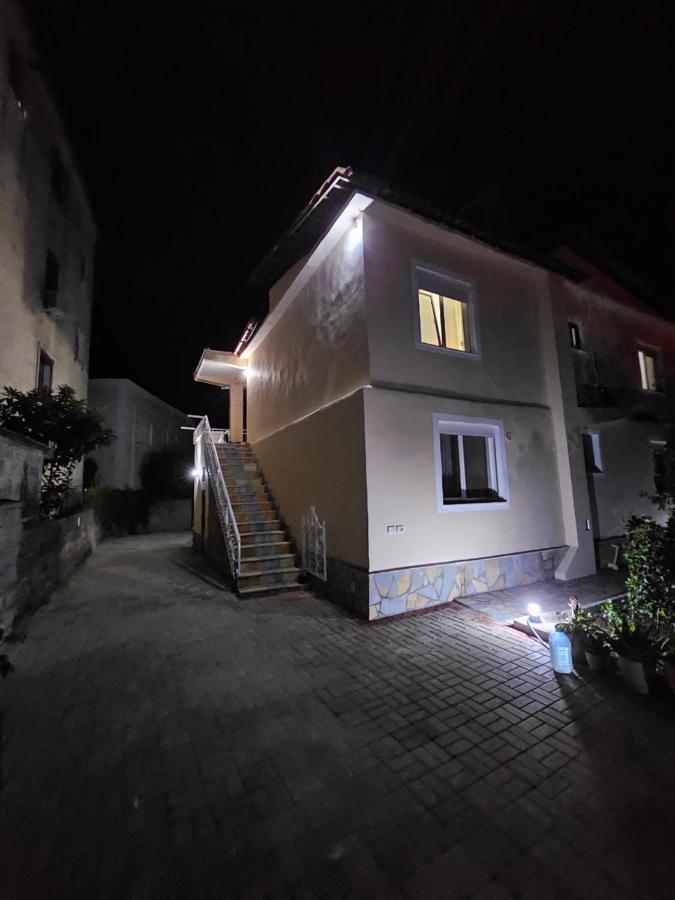 Aliaj'S Guest House เบราท ภายนอก รูปภาพ