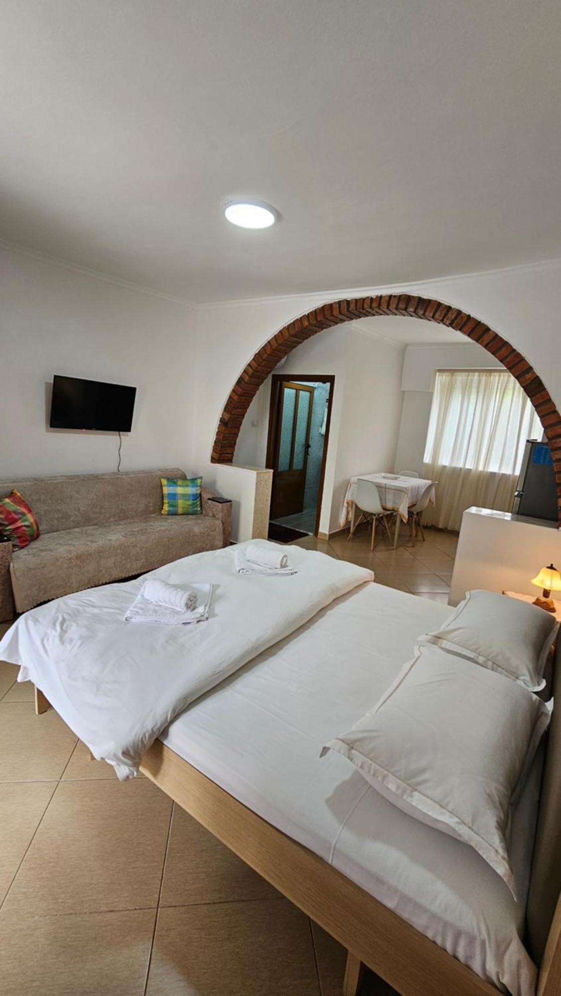 Aliaj'S Guest House เบราท ภายนอก รูปภาพ